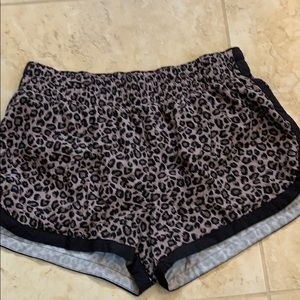 Gap fit sz M running short cheetah print